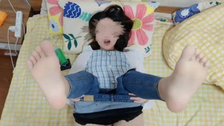 CAWD-618 ミニスカ絶対領域えちえち美脚お姉さん4人にシコられまくる パンチラ×脚コキ×囁き淫語 むちむち