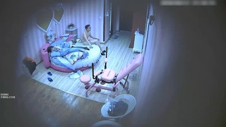 业余女孩被她的室友用手指刺激她的阴道