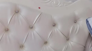 欧洲少女在独奏视频中展示她修剪过的阴部和玩具