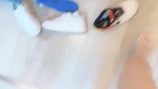 少妇一边看AV学习一边摸着大胸干