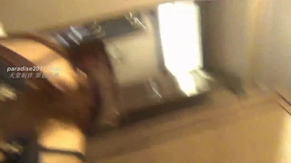成人充气娃娃同事老婆干的时候不忘给老公打个电话