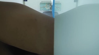 大学生在洗衣房里淘气