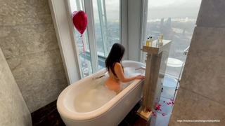 2020.9.5，文艺女青年的精采夜生活【激情的女作家】约两个粉丝酒店3P，书卷气还在像个大学生，床上骚浪释放天性反差好大