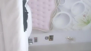少女学生Aubrey Addams在她的第一部色情视频中接受了一根大鸡巴