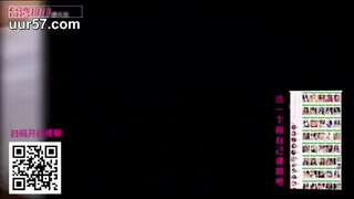 在学校教室里进行肛交拳交冒险