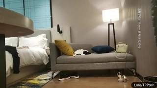 异国女团，俄罗斯混血-泷泽萝拉-，阴户特别，凹进去的，两炮干得男优满头大汗，小女也爽透了！