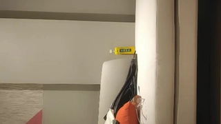 迷人的财务姐姐露脸在办公室上着班发骚，外面还有办公室主任，真空碎花裙，逼里塞着跳蛋抽插还把自己搞尿了