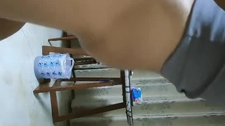 少年小偷被年长的男人抓住并操屁眼